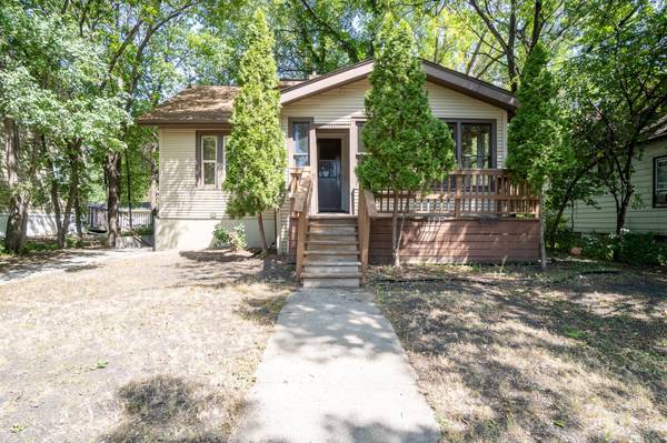915 College ST N, Fargo, ND 58102