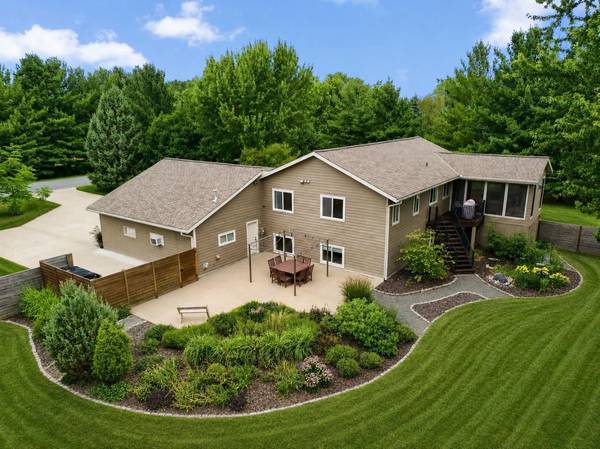 947 Sherman RD, Hudson, WI 54016