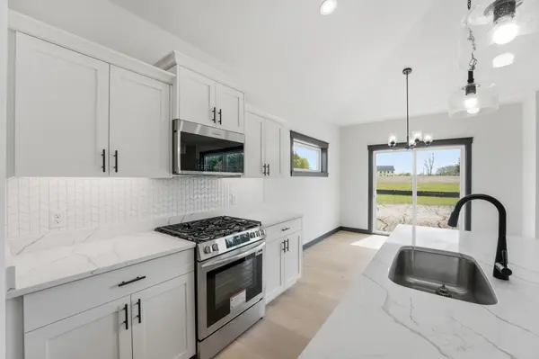 909 Acorn CT, Hudson, WI 54016