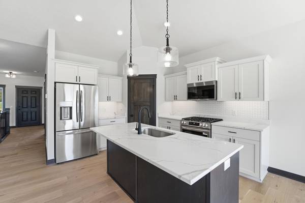 909 Acorn CT, Hudson, WI 54016