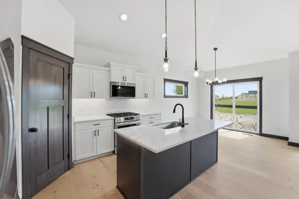 909 Acorn CT, Hudson, WI 54016