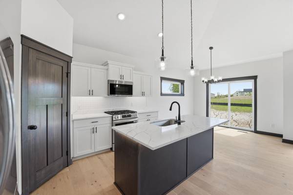 909 Acorn CT, Hudson, WI 54016