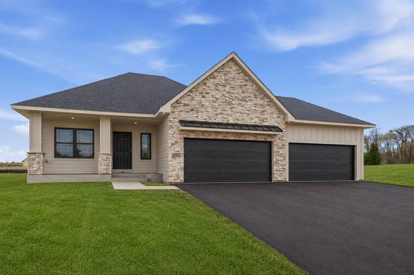 909 Acorn CT, Hudson, WI 54016