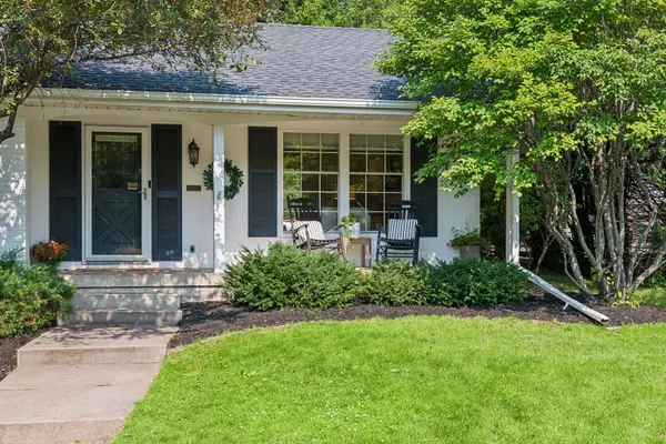 5272 Lochloy DR, Edina, MN 55436