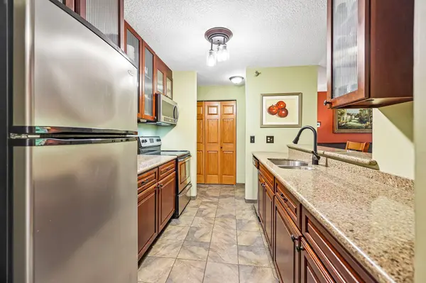 6030 Chasewood Pkwy #201, Minnetonka, MN 55343