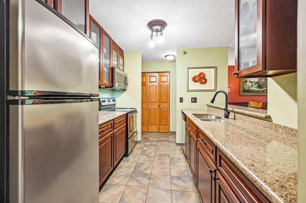 6030 Chasewood Pkwy #201, Minnetonka, MN 55343