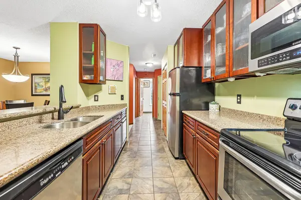 6030 Chasewood Pkwy #201, Minnetonka, MN 55343
