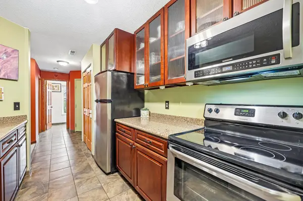 6030 Chasewood Pkwy #201, Minnetonka, MN 55343