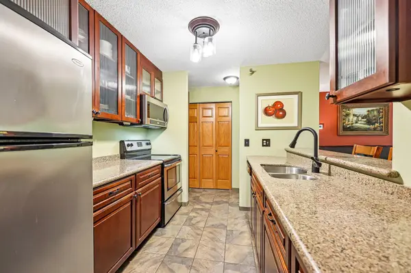 6030 Chasewood Pkwy #201, Minnetonka, MN 55343