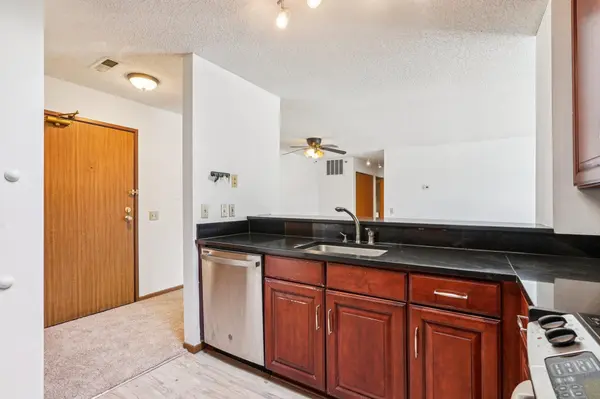 6145 Chasewood Pkwy #202, Minnetonka, MN 55343