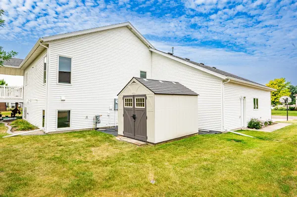 3323 Parkview LN S, Fargo, ND 58103