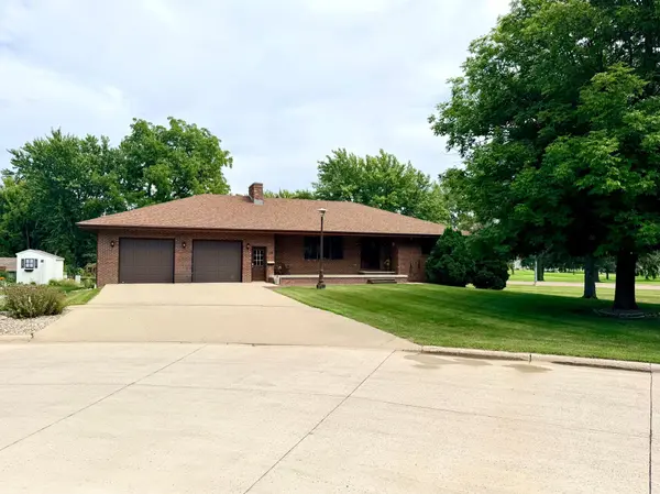 1604 Birchwood PL, Worthington, MN 56187
