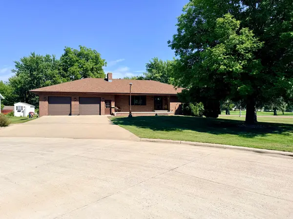 1604 Birchwood PL, Worthington, MN 56187
