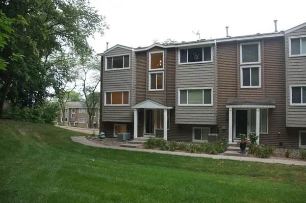 330 Pondridge CIR, Wayzata, MN 55391