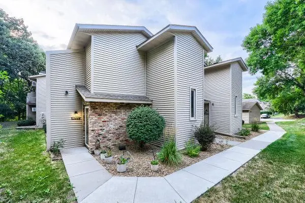 8777 Jasmine LN, Eden Prairie, MN 55344