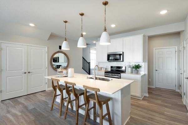 4785 AirLake DR, Woodbury, MN 55129