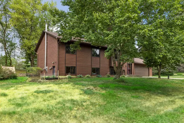1076 Cottonwood DR, Hudson, WI 54016