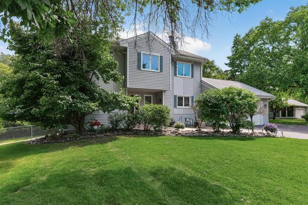 18425 Harrogate DR, Eden Prairie, MN 55346