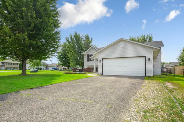 729 Heritage LN, Belle Plaine, MN 56011