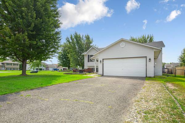 729 Heritage LN, Belle Plaine, MN 56011