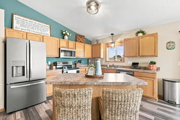 926 Steamboat LN, Montrose, MN 55363