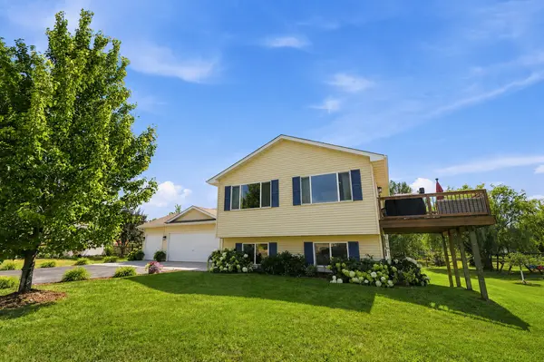 926 Steamboat LN, Montrose, MN 55363
