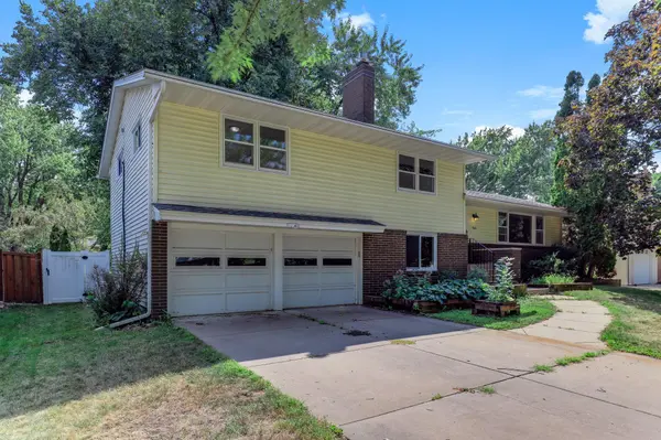 1866 Shryer AVE W, Roseville, MN 55113