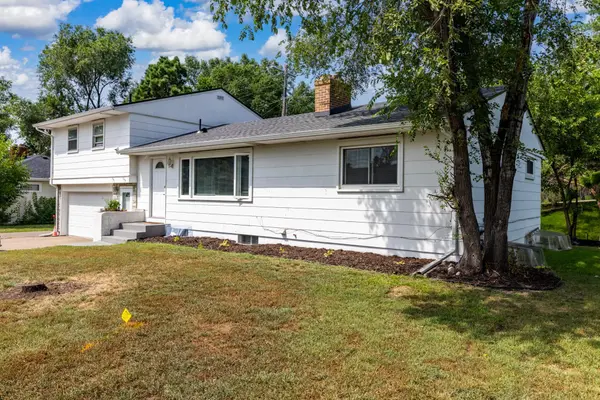 725 Robinwood LN, Hopkins, MN 55305