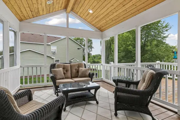 957 Lake Ridge Bay, Woodbury, MN 55129