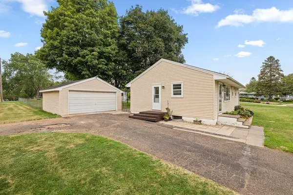 6726 5th Street CT N, Oakdale, MN 55128