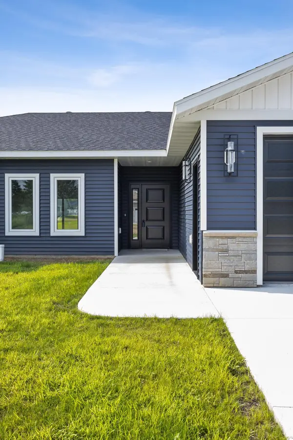 301 Pine DR, Hankinson, ND 58041