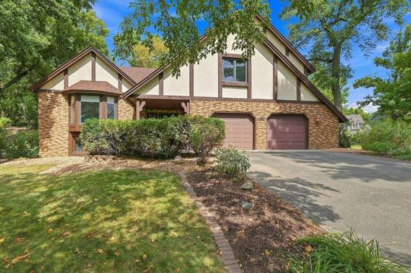 7885 Lower 139th CT, Apple Valley, MN 55124