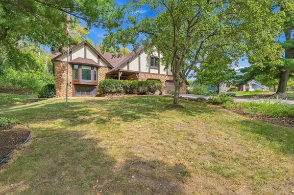 7885 Lower 139th CT, Apple Valley, MN 55124