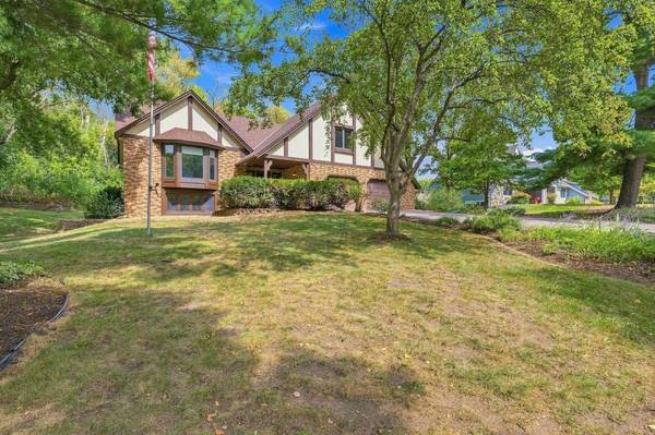 7885 Lower 139th CT, Apple Valley, MN 55124