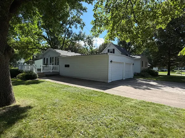 519 5th ST NW, Renville, MN 56284