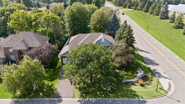 3925 Urbandale LN N, Plymouth, MN 55446
