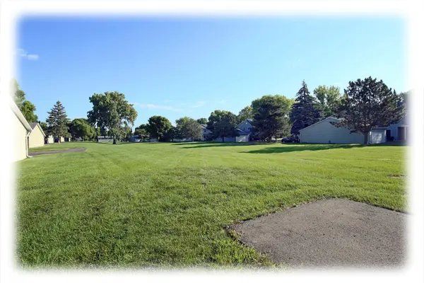 9358 Ranchview LN N, Maple Grove, MN 55369