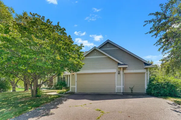 8843 Blackoaks LN N, Maple Grove, MN 55311