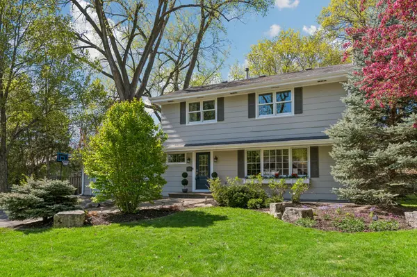 290 Ridgeview DR E, Wayzata, MN 55391