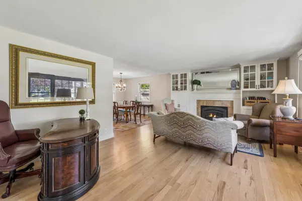 290 Ridgeview DR E, Wayzata, MN 55391