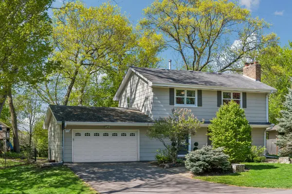 290 Ridgeview DR E, Wayzata, MN 55391