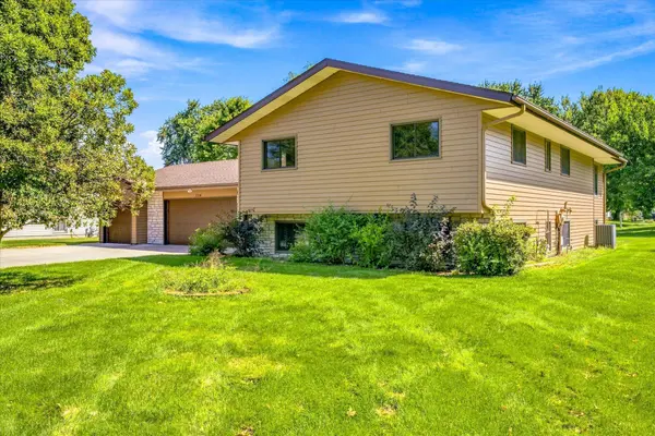 1718 Hazelwood CIR, Saint Cloud, MN 56303