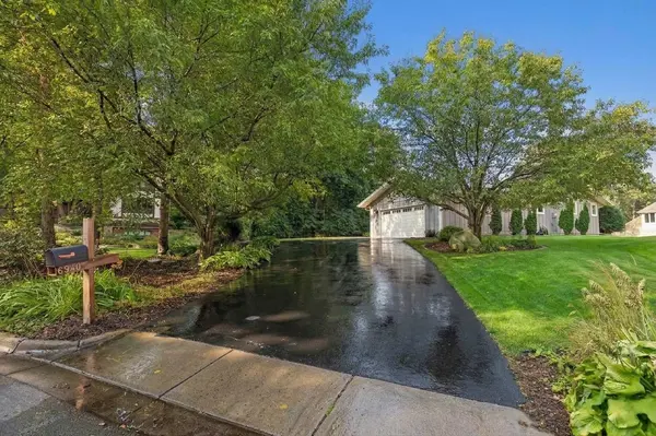 6940 Moccasin Valley RD, Edina, MN 55439