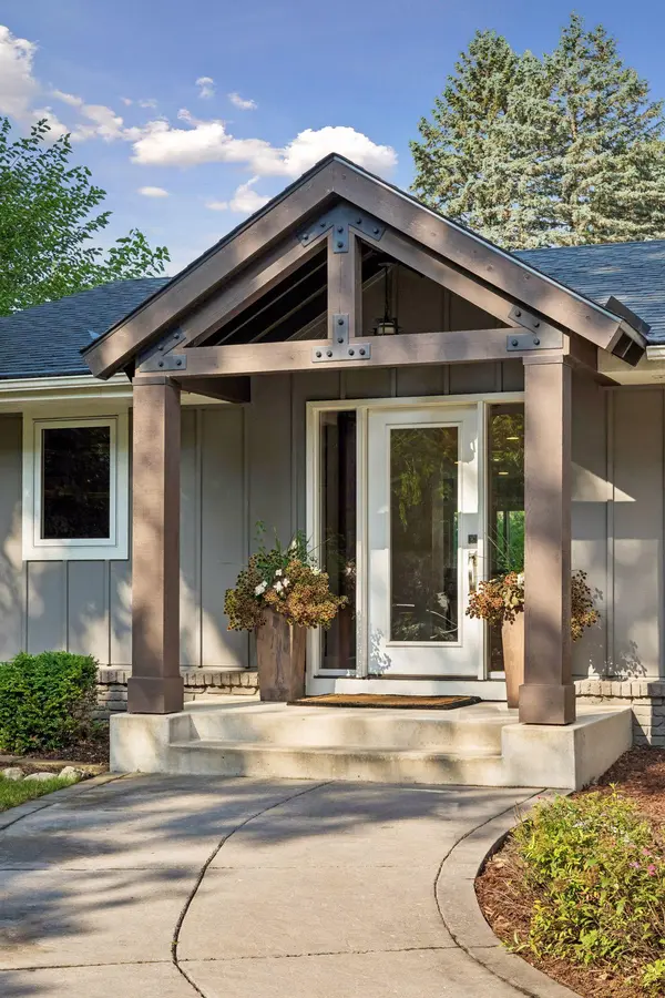 6940 Moccasin Valley RD, Edina, MN 55439