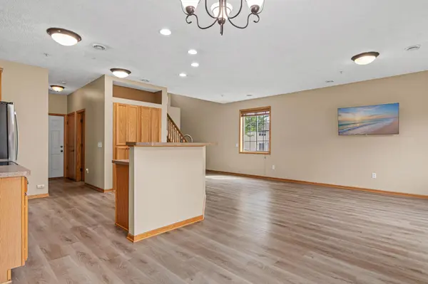 211 Stallion LN, Lino Lakes, MN 55014