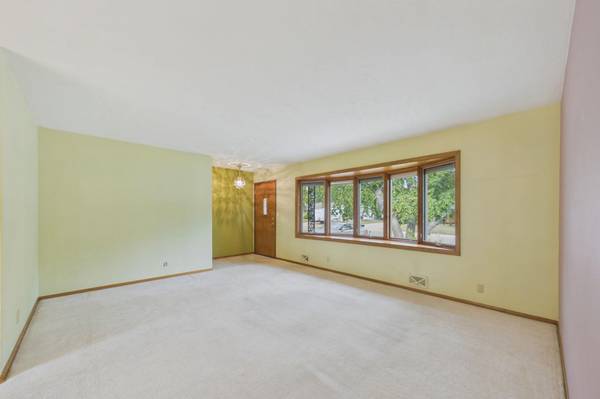 1761 Emerald DR, New Brighton, MN 55112