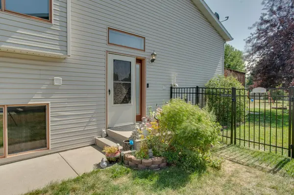 1427 Suntree DR, West Fargo, ND 58078