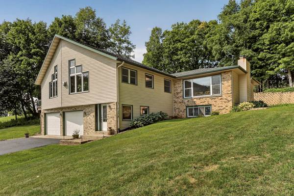 700 8th ST SW, Pine Island, MN 55963