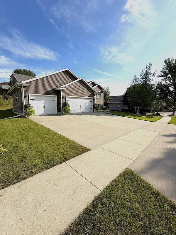 3221 Lakeridge DR NW, Rochester, MN 55901