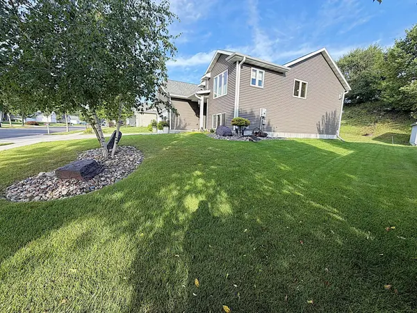3221 Lakeridge DR NW, Rochester, MN 55901